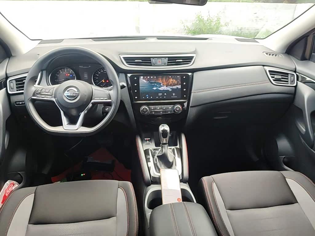 Nissan Qashqai 2.0 л 2021 г. Белый, пробег 33400 км