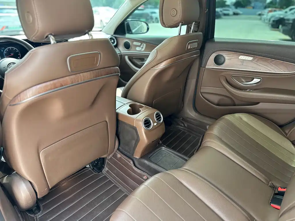Mercedes-Benz E-Class — миниатюра 9