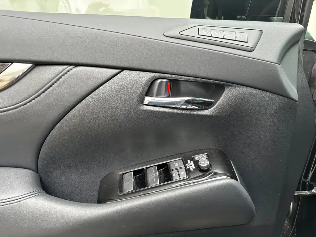 Toyota Vellfire — миниатюра 6