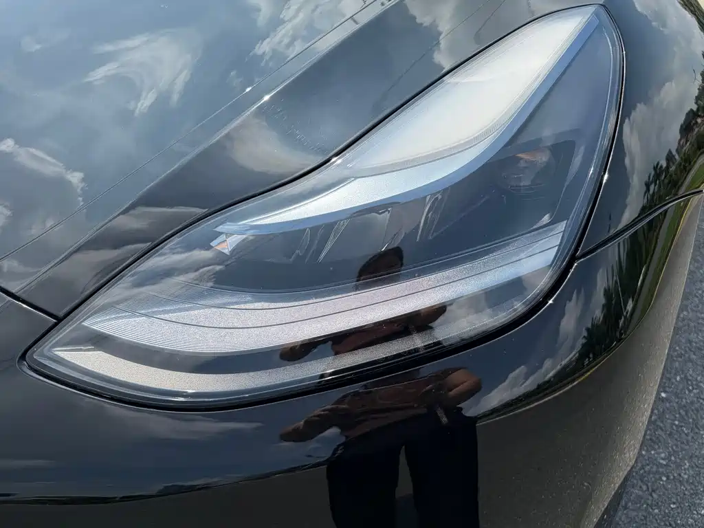 Tesla Model Y — миниатюра 18