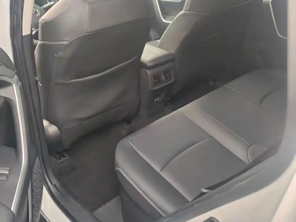 Toyota RAV4 — миниатюра 10