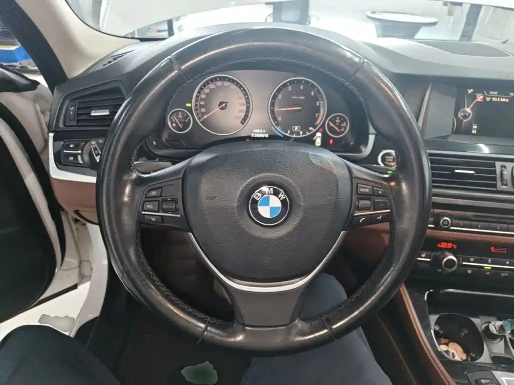 BMW 5 Series — миниатюра 11