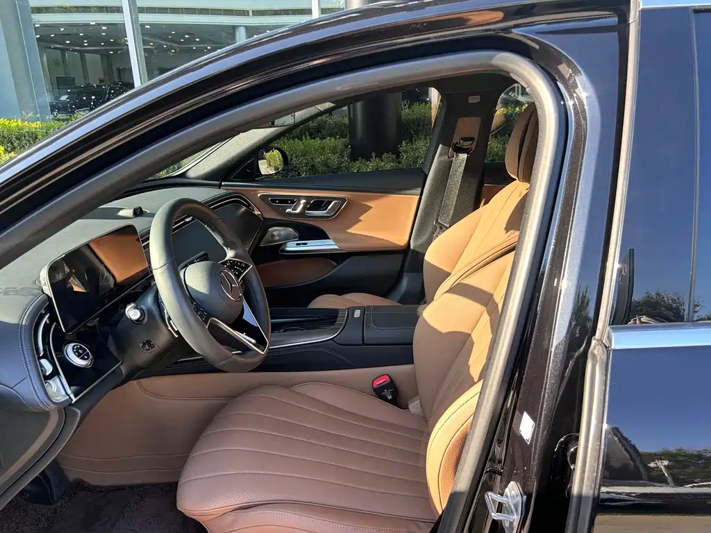 Mercedes-Benz E-Class — миниатюра 7