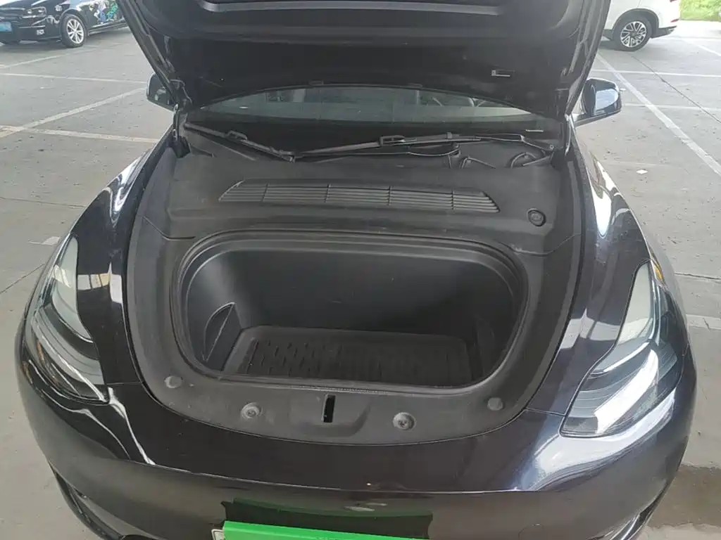 Tesla Model Y — миниатюра 20