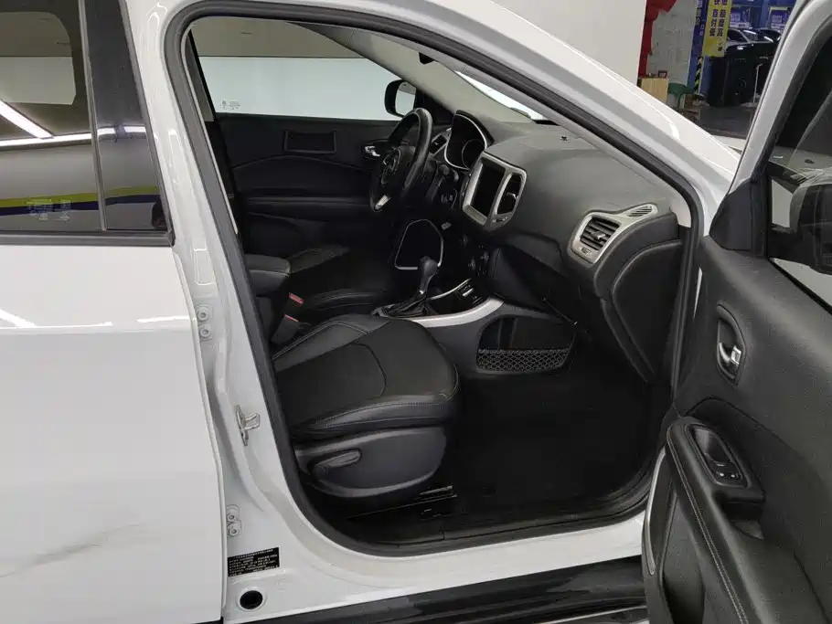 Jeep Compass — миниатюра 8