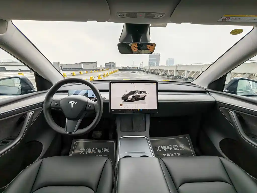 Tesla Model Y — миниатюра 8