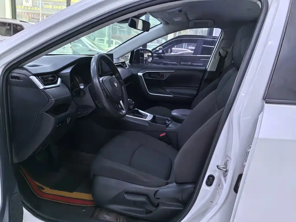 Toyota RAV4 — миниатюра 6