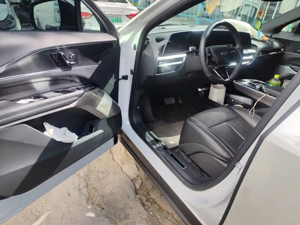 Cadillac Lyriq — миниатюра 14
