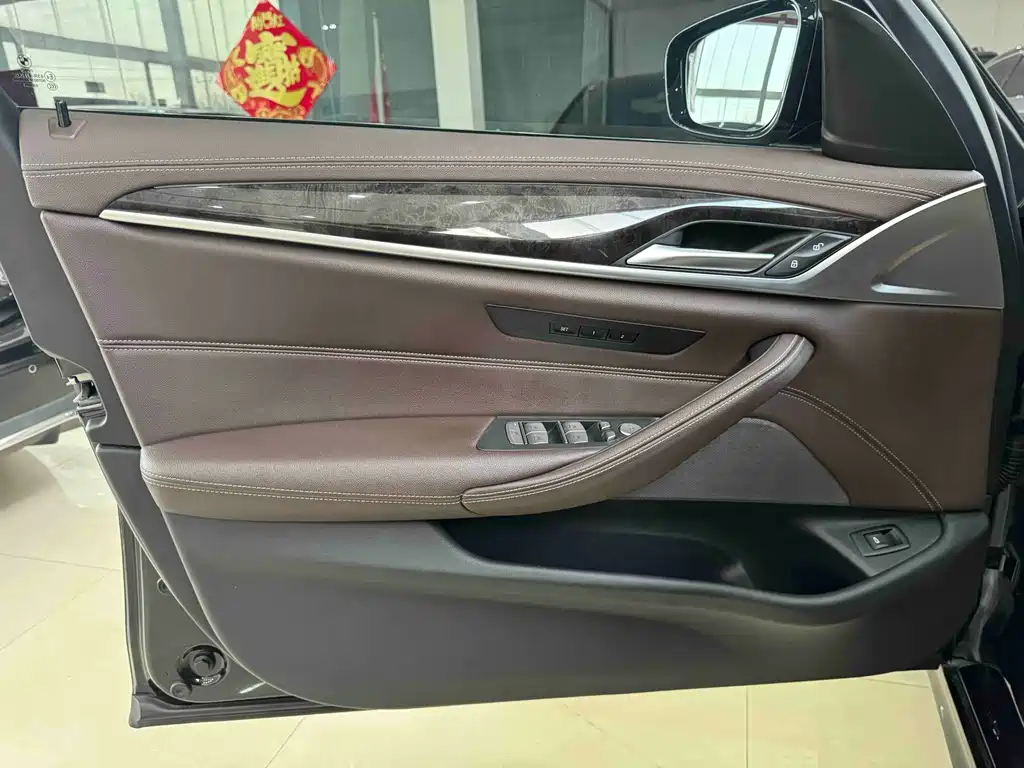 BMW 5 Series — миниатюра 9