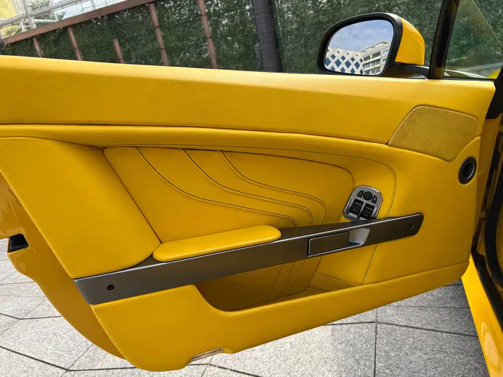 ASTON MARTIN V8 VANTAGE