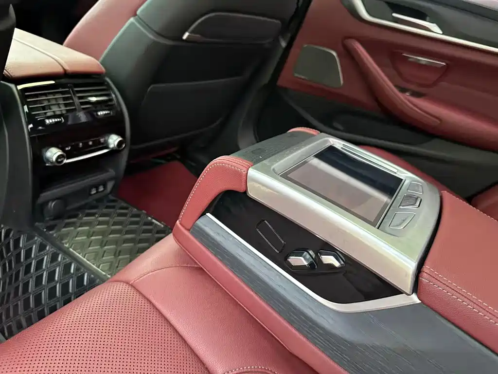 BMW 5 Series — миниатюра 4