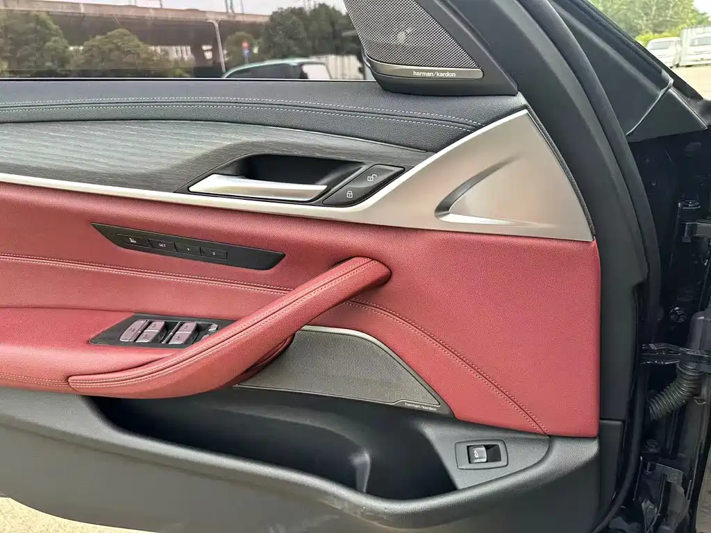 BMW 5 Series — миниатюра 13