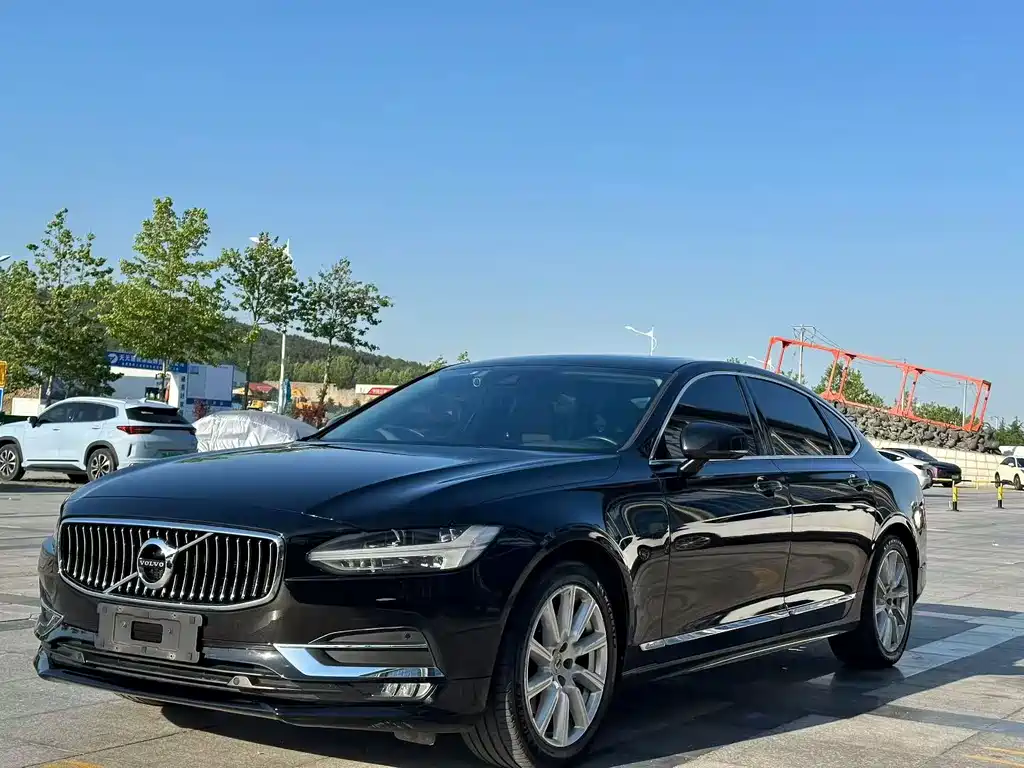 Купить Volvo S90
