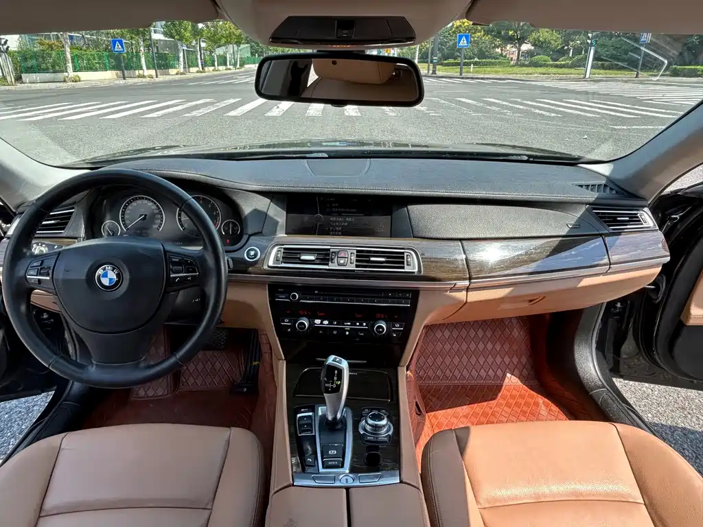 BMW 7 Series — миниатюра 11