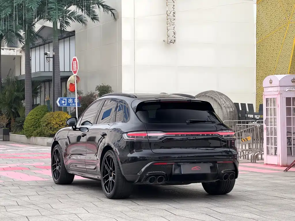 PORSCHE MACAN