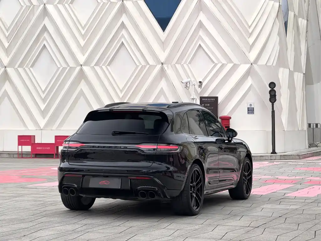 PORSCHE MACAN