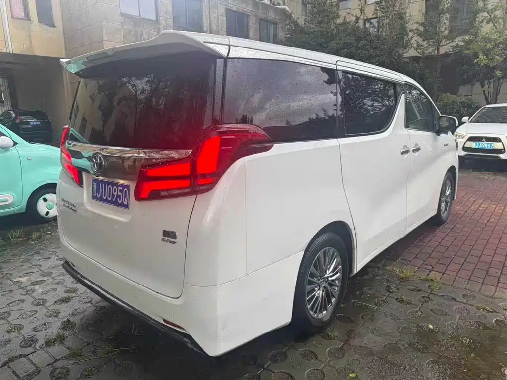 Toyota Alphard — миниатюра 4