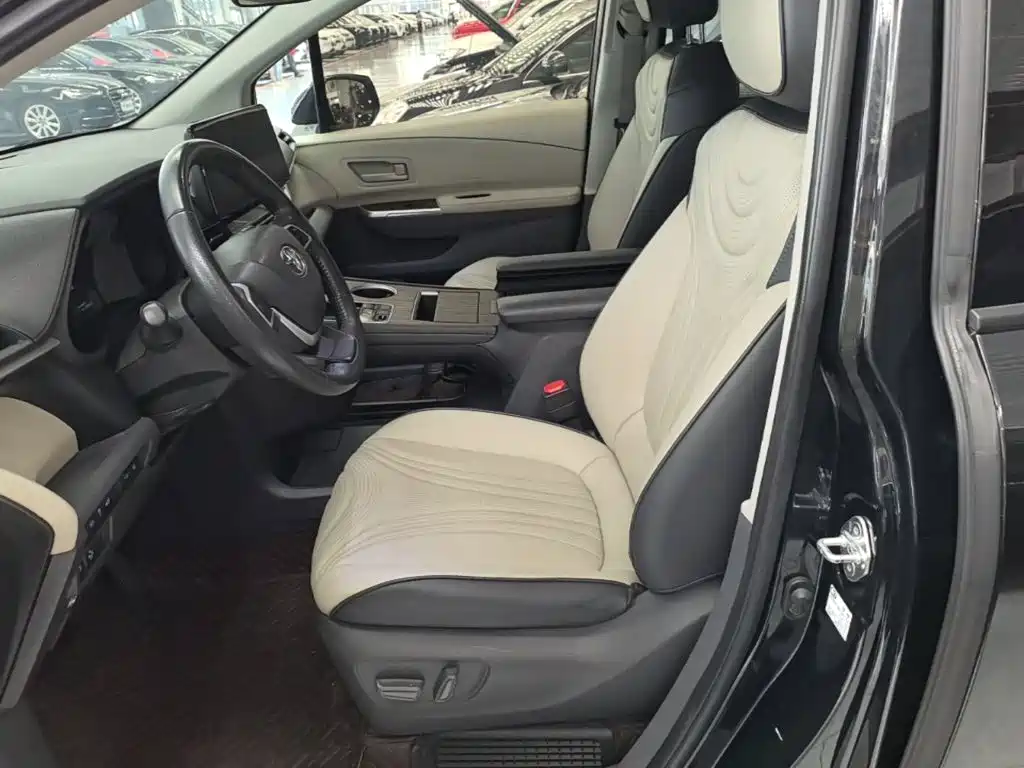 Toyota Sienna — миниатюра 15