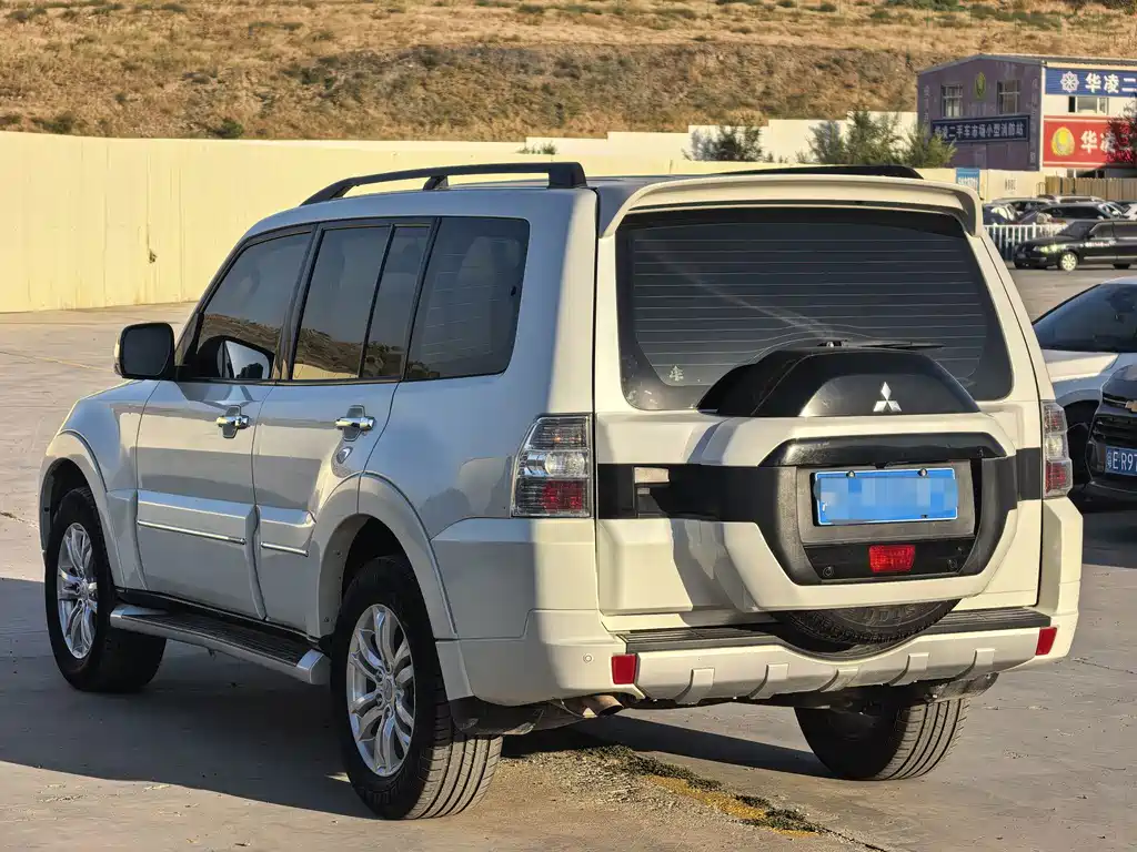 Mitsubishi Pajero (Import) — миниатюра 9
