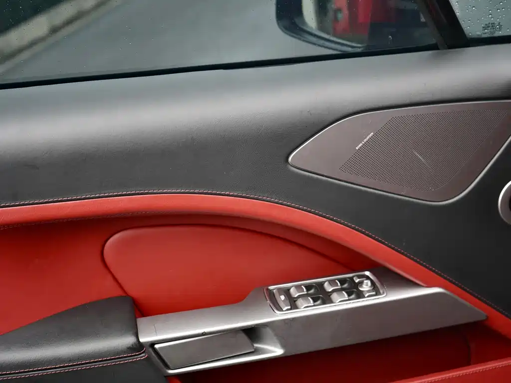Aston Martin Rapide — миниатюра 18