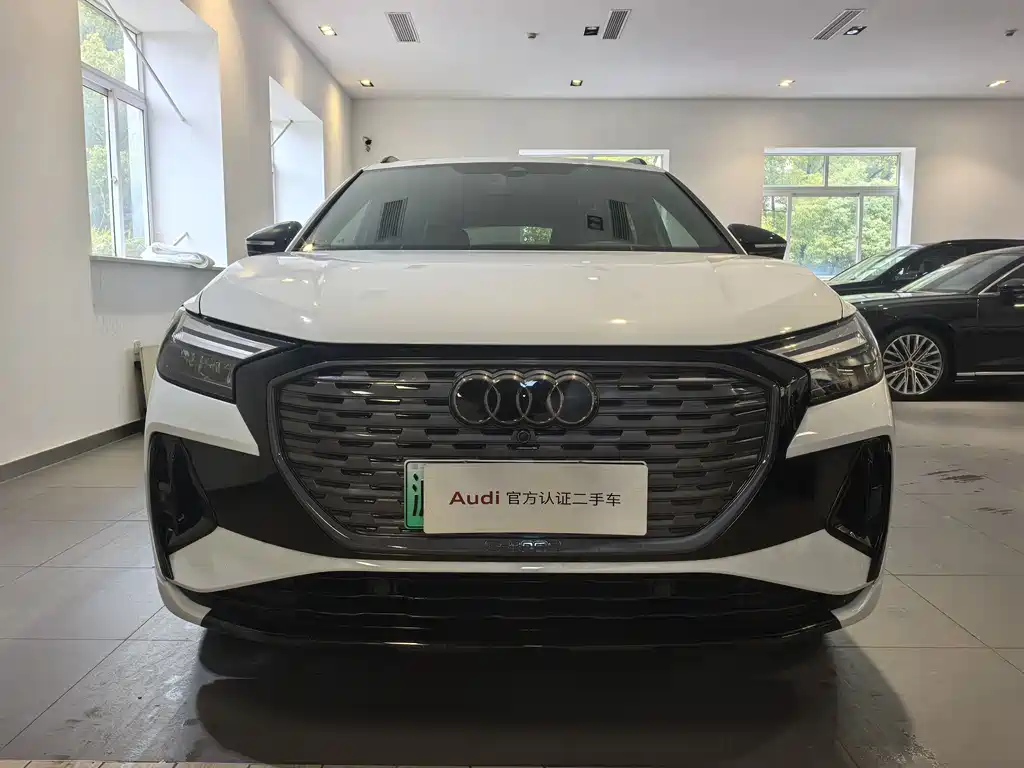 AUDI Q4 E TRON