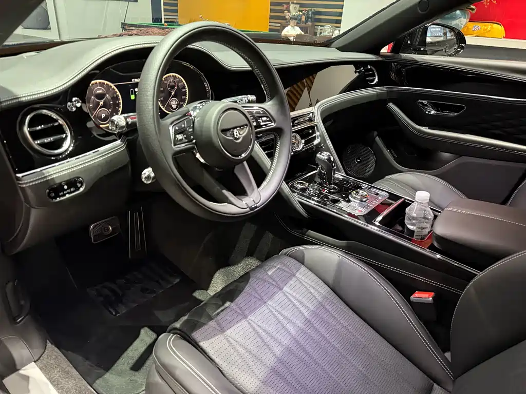 Bentley Flying Spur PHEV — миниатюра 8