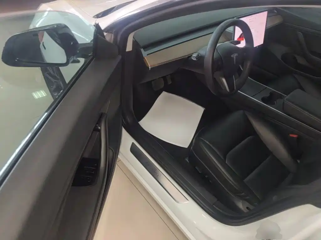Tesla Model 3 — миниатюра 16