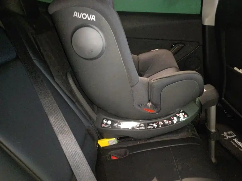 Tesla Model Y — миниатюра 15