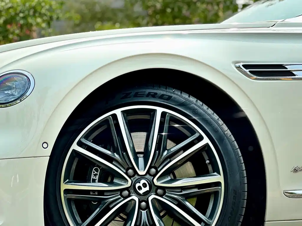Bentley Flying Spur PHEV — миниатюра 23