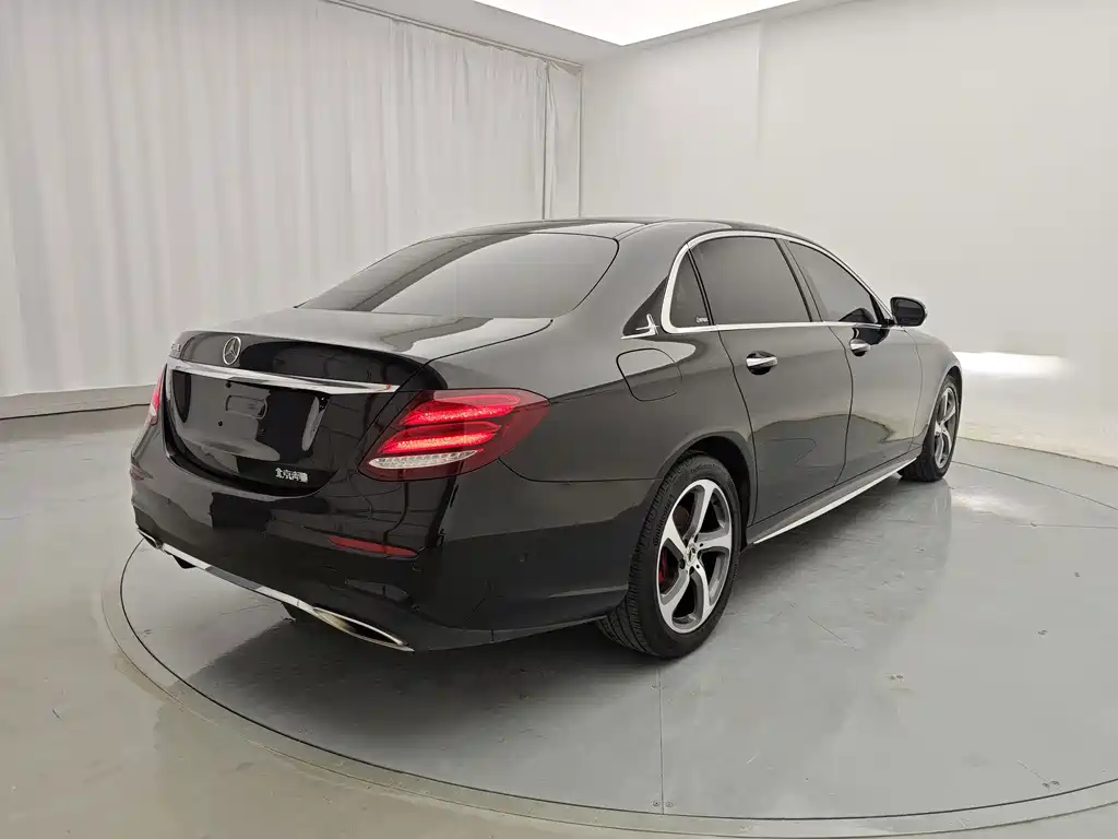 Mercedes-Benz E-Class — миниатюра 11