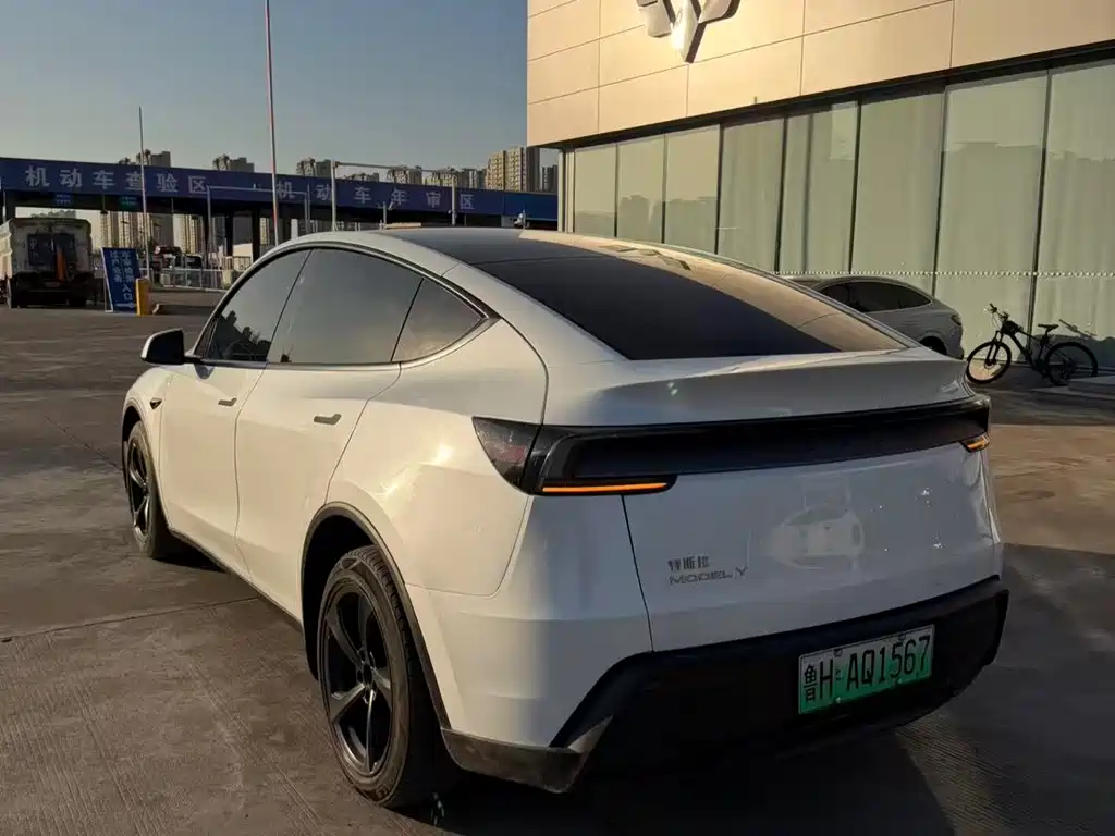 TESLA MODEL Y