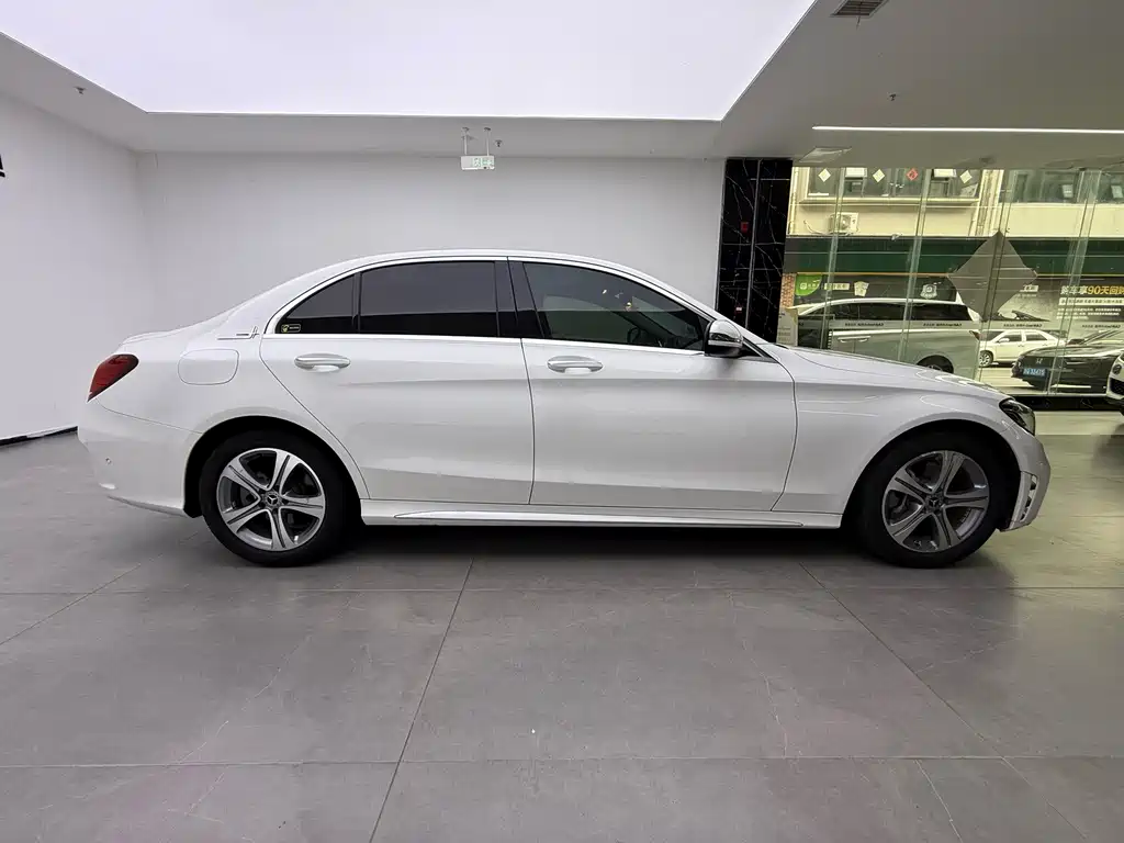 Mercedes-Benz C-Class — миниатюра 11
