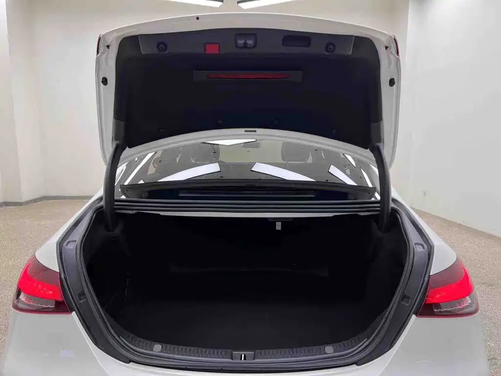 Mercedes-Benz E-Class (Import) — миниатюра 25