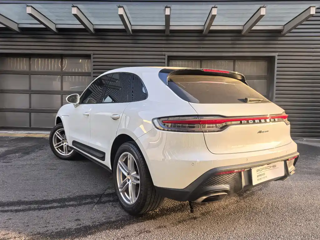 PORSCHE MACAN