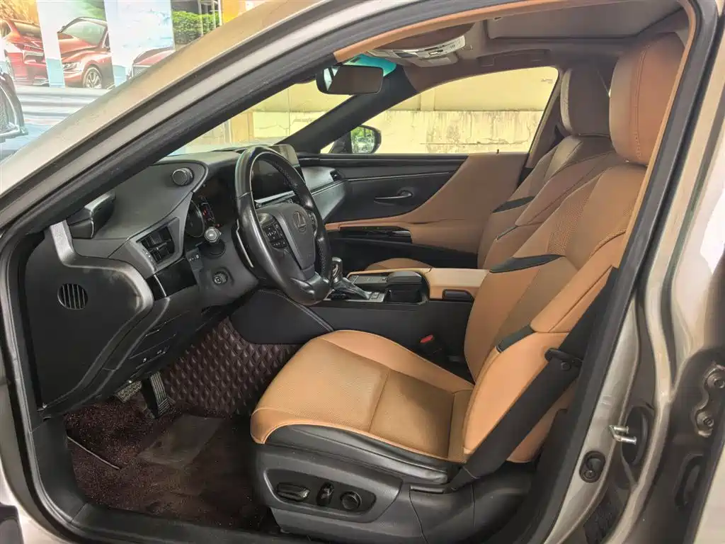 Lexus ES 2022 Silver/gray из Китая