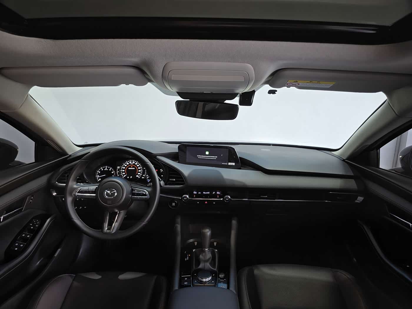 Mazda Mazda3 Axela 2.0 л 2023 г. Серебристо-серый, пробег 45000 км