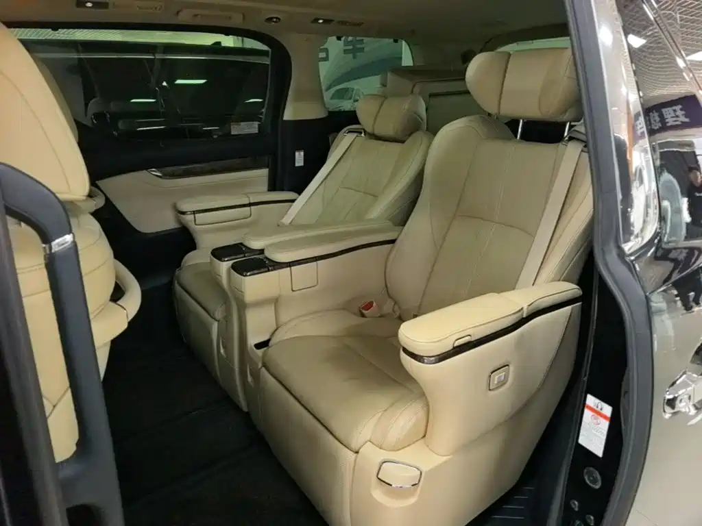 Toyota Vellfire — миниатюра 17
