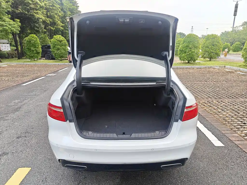 Jaguar XFL — миниатюра 9