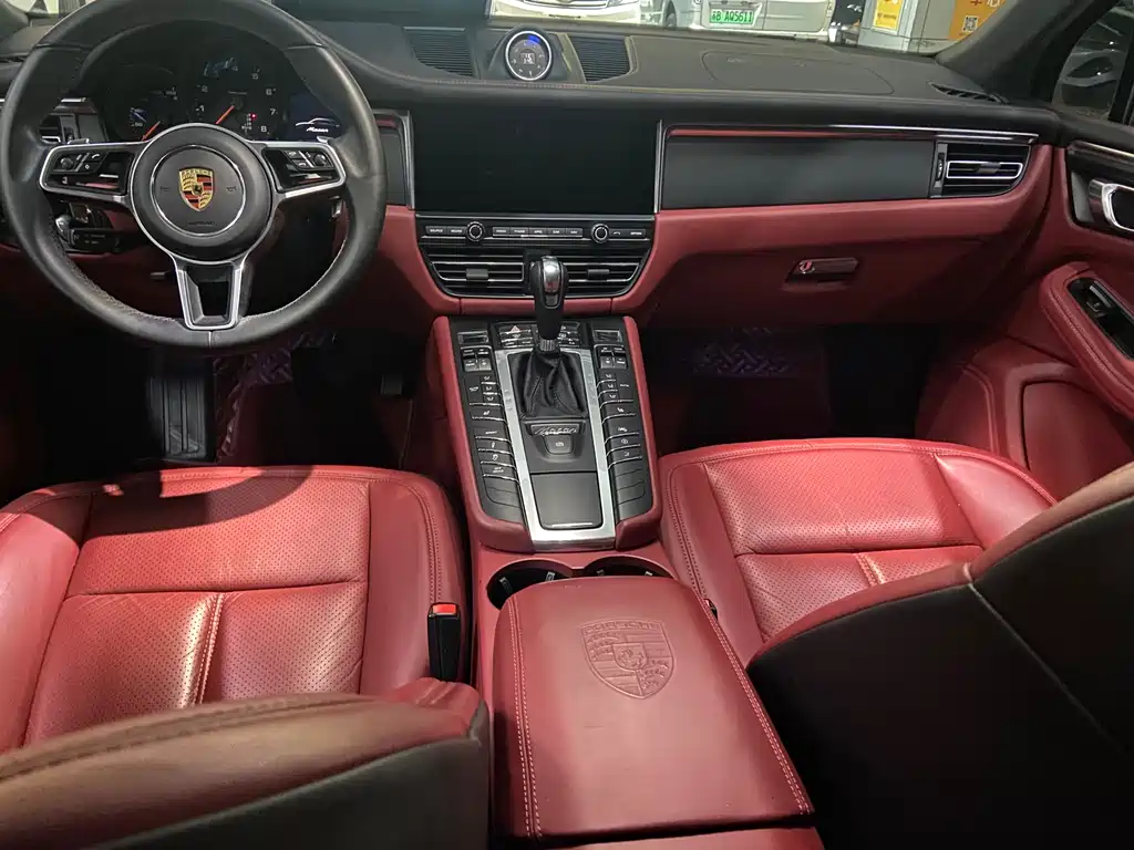 PORSCHE MACAN