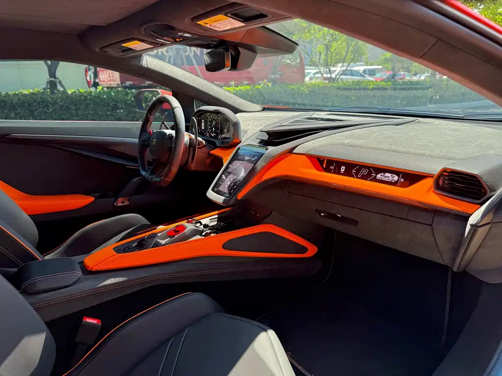 Lamborghini Revuelto — миниатюра 6