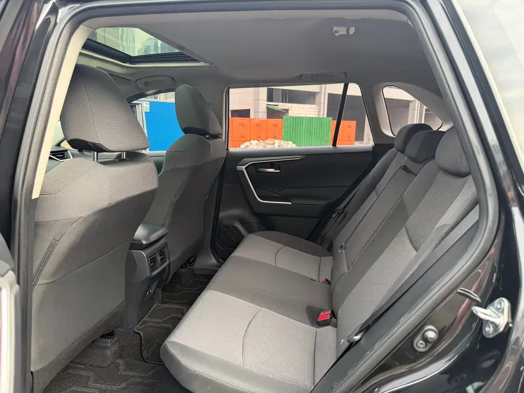 Toyota RAV4 — миниатюра 5