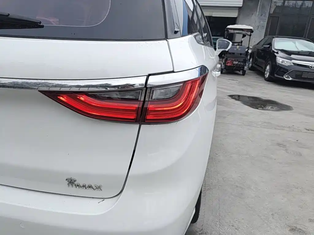 BYD MAX — миниатюра 8