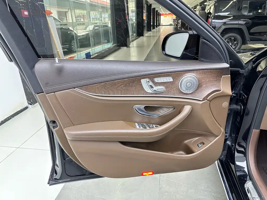 Mercedes-Benz E-Class — миниатюра 14