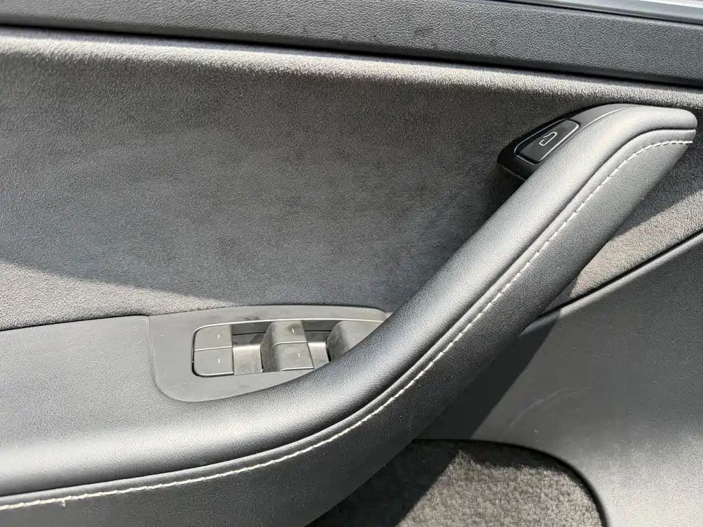 Tesla Model Y — миниатюра 17