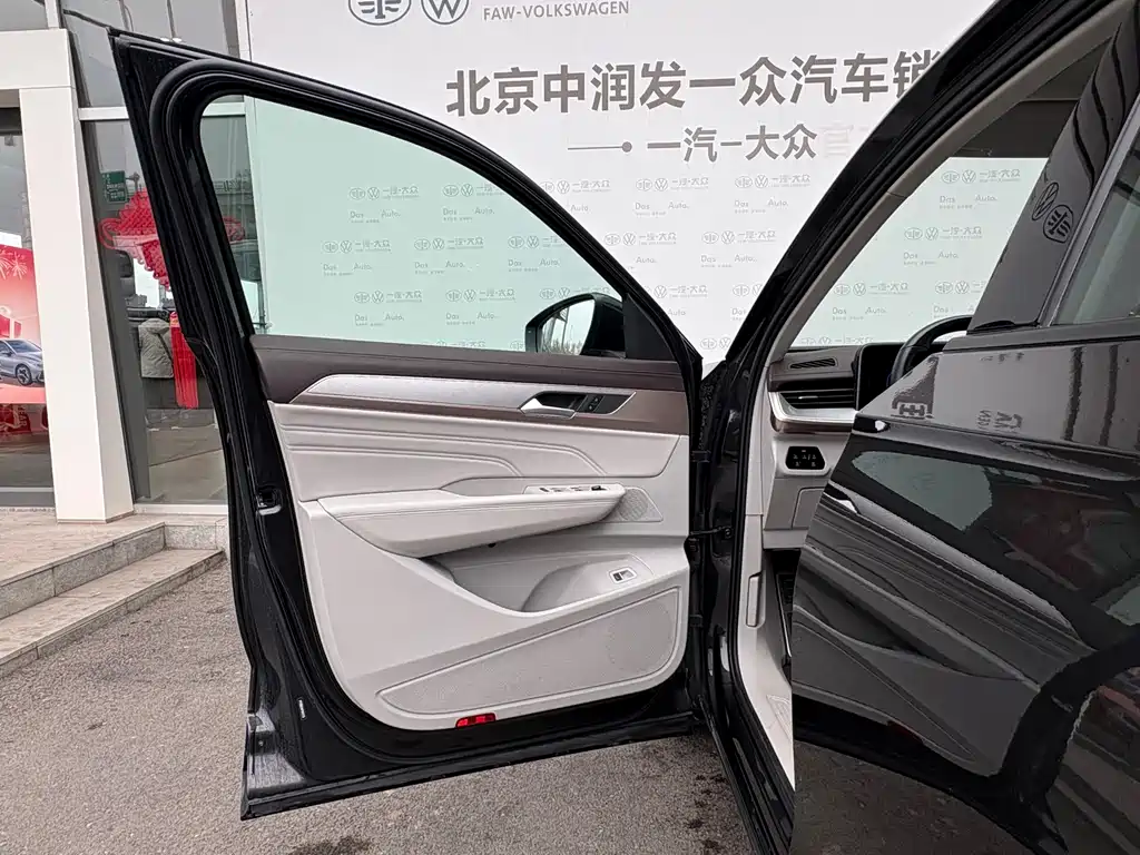 Volkswagen Tavendor 2023 380TSI R-Line