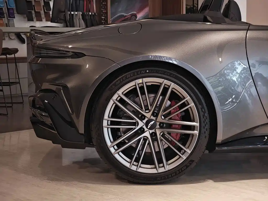 Aston Martin V8 Vantage — миниатюра 12