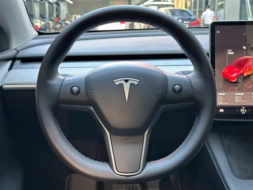 Tesla Model Y — миниатюра 6