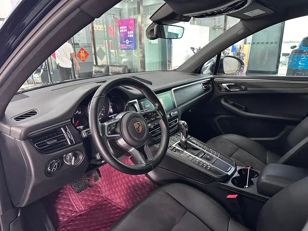 PORSCHE MACAN