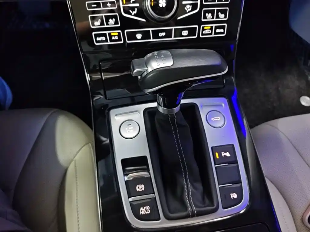 Hongqi Hongqi H5 — миниатюра 14