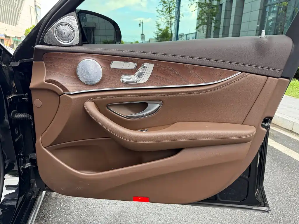 Mercedes-Benz E-Class — миниатюра 12